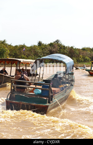 Riverboat in der schwimmenden Dorf Chong Khneas auf dem Tonle Sap See der vietnamesischen Minderheit in der Nähe von Siem Reap, Kambodscha Stockfoto