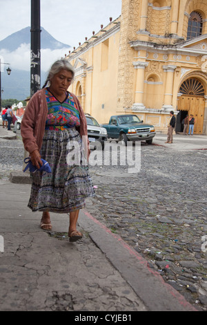 Maya-Frau in traditioneller Kleidung gekleidet. Stockfoto