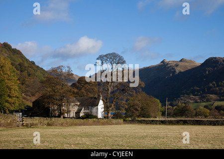 Hartsop Hall in der Nähe von Brüdern Wasser mit dem Hügel der Winkel Tarn Hechte auf der rechten Seite im Herbst Seenplatte Cumbria UK Stockfoto