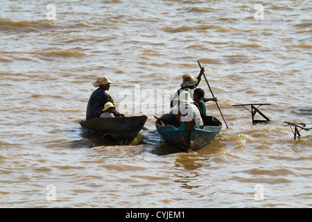 Riverboat in der schwimmenden Dorf Chong Khneas auf dem Tonle Sap See der vietnamesischen Minderheit in der Nähe von Siem Reap, Kambodscha Stockfoto