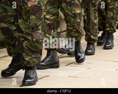 Soldaten-schwarze Stiefel marschieren in Linie tragen Tarnung militärischen uniform /trousers Derbyshire England Stockfoto