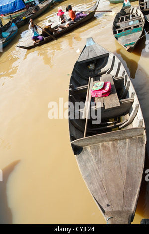 Riverboat in der schwimmenden Dorf Chong Khneas auf dem Tonle Sap See der vietnamesischen Minderheit in der Nähe von Siem Reap, Kambodscha Stockfoto