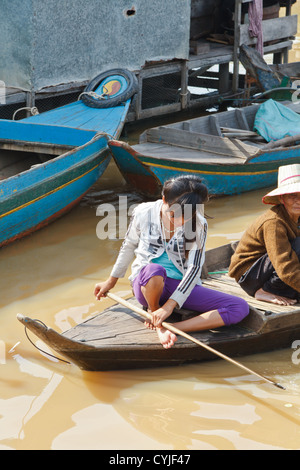 Riverboat in der schwimmenden Dorf Chong Khneas auf dem Tonle Sap See der vietnamesischen Minderheit in der Nähe von Siem Reap, Kambodscha Stockfoto