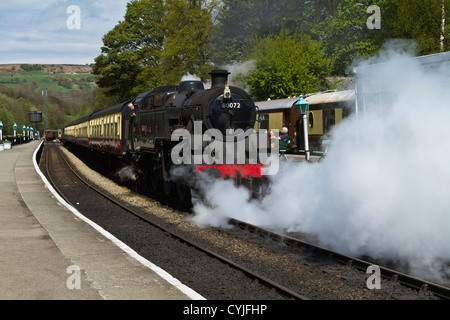 Ex-BR Standard Class 4 2-6-4 Tank Motor 80072 lässt sich austoben in Grosmont station in der Esk Valley in North Yorkshire Moors. Stockfoto