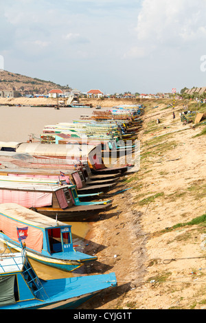 Boote am Ufer des Flusses Tonle Sap in der Nähe von Siem Reap, Kambodscha Stockfoto