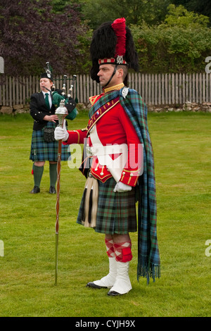 Mann konkurrieren in einem' werfen die Caber" Wettbewerb an der Royal Highland Games. Braemar, Highlands, Schottland Stockfoto