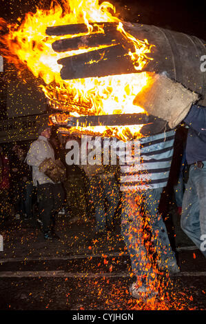 Fass Rollen laufen durch die Menge und die Straßen schon St Mary mit einem brennenden Teer Lauf während der 2012-Tar barrel Burning in schon St Mary, Devon, UK. 5. November 2012. Stockfoto