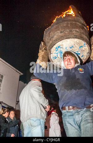 Fass Rollen laufen durch die Menge und die Straßen schon St Mary mit einem brennenden Teer Lauf während der 2012-Tar barrel Burning in schon St Mary, Devon, UK. 5. November 2012. Stockfoto