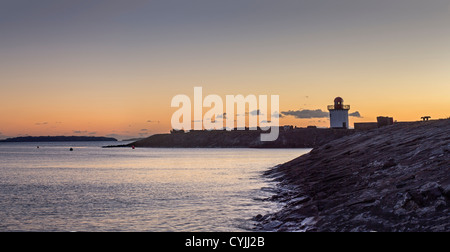 ein Panorama des Leuchtturms am Burry Port, West Wales bei Sonnenuntergang Stockfoto