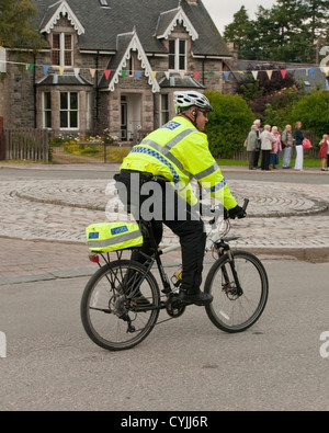 Polizisten auf Patrouille auf seinem Mountainbike, Schottland. "Braemar Gathering", Schottland Stockfoto