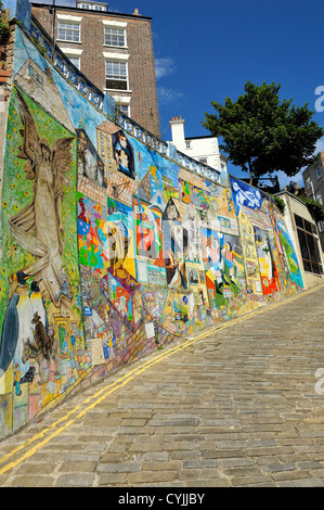 Blands Klippe Straße gemalt Wandbilder Scarborough England uk Stockfoto