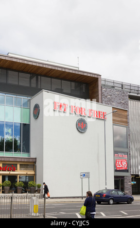 Eintritt in die "Fit for Free" Fitness-Studio an der Rock Centre, Bury, Lancashire. Der Name ist irreführend, da Gebühren anfallen. Stockfoto