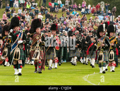 Schottische Massed Pipe Bands spielen in der "Braemar Gathering" (Highland Games), Schottland Stockfoto