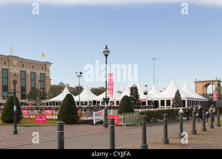 Temporäre Weihnachten Saison Outdoor-Eisbahn im Selfridges speichern auf das Trafford Centre in der Nähe von Manchester. Stockfoto