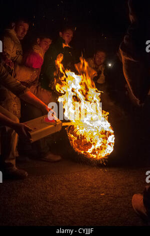 Paraffin wird in den brennenden Teer Lauf während der 2012-Teer gegossen barrel Burning in schon St Mary, Devon, UK. 5. November 2012. Stockfoto