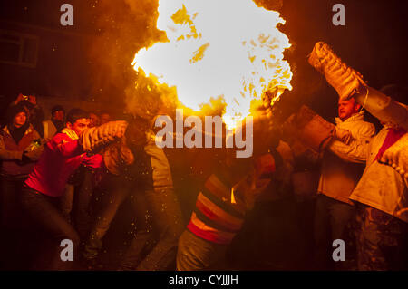 Fass Rollen laufen durch die Menge und die Straßen schon St Mary mit einem brennenden Teer Lauf während der 2012-Tar barrel Burning in schon St Mary, Devon, UK. 5. November 2012. Stockfoto