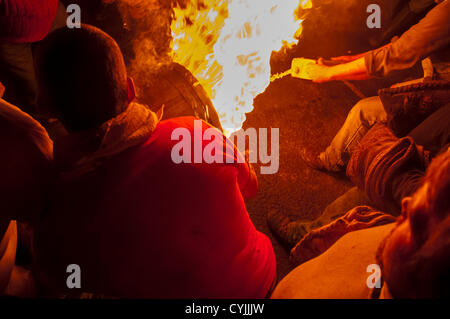 Paraffin wird in den brennenden Teer Lauf während der 2012-Teer gegossen barrel Burning in schon St Mary, Devon, UK. Stockfoto