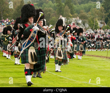 Schottische Massed Pipe Bands spielen in der "Braemar Gathering" (Highland Games), Schottland Stockfoto