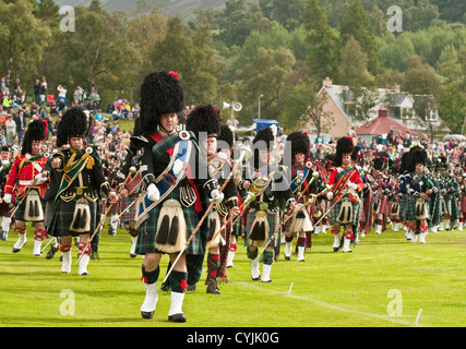 Schottische Massed Pipe-Bands spielen in "Braemar Gathering" Stockfoto