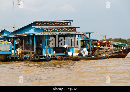 Das schwimmende Dorf Chong Khneas der vietnamesischen Minderheit auf dem Tonle Sap See in der Nähe von Siem Reap, Kambodscha Stockfoto