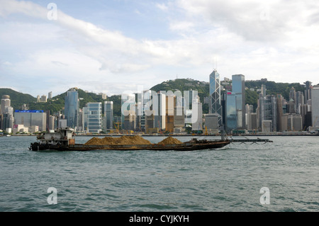 Sand Lastkahn auf Victoria Harbour, Hongkong. Stockfoto