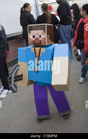 Als Kind verkleidet "Steve'the Standard Charakter dieses Benutzer-Steuerelement in das Computerspiel Minecraft. Coney Island-Halloween-Parade Stockfoto