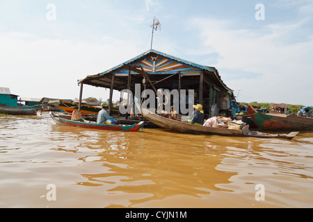 Das schwimmende Dorf Chong Khneas der vietnamesischen Minderheit auf dem Tonle Sap See in der Nähe von Siem Reap, Kambodscha Stockfoto