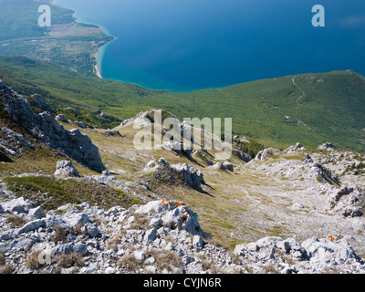 Blick auf den Ohridsee und die Kloster-Siedlung St. Naum von Magaro, Nationalpark Galicica, Republik von Mazedonien Stockfoto