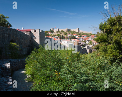 Ein Blick von Gorna Porta (Obertor) zum Zaren Samoil Festung in der Altstadt von Ohrid, Mazedonien Stockfoto