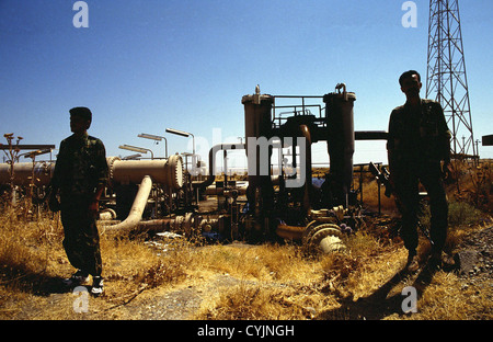 März 1997. In der Nähe von Zakho, im Nordirak. Kurdische Kämpfer schützen eine Öl Pumpstation auf der K1-Pipeline. Foto von: Richard Wayman Stockfoto