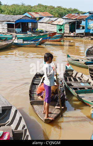 Typische Landschaft in der schwimmenden Dorf Chong Khneas der vietnamesischen Minderheit in der Nähe von Siem Reap, Kambodscha Stockfoto