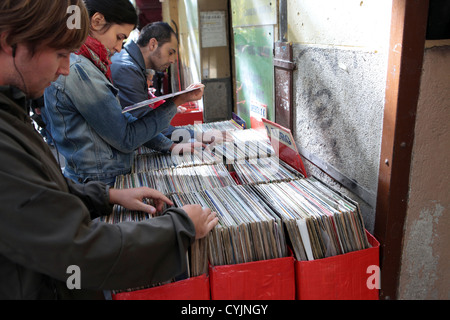 Kunden surfen zweiter hand Vinyl aufzeichnen Stall auf El Rastro Flohmarkt, Madrid, Spanien, Espana Stockfoto