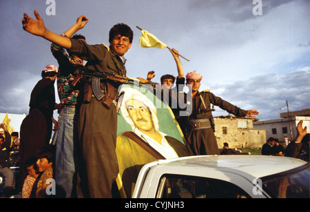 April 1992, Zakho, im Nordirak. Eine kurdische Wahlveranstaltung, Anhänger mit einem Portrait von MUSTAFA BARZANI14.03.1903 - 01.03.1979 war der prominenteste kurdischen nationalen Führer, Mustafa Barzani, Präsident (und Gründer) der Demokratischen Partei Kurdistans (KDP) starb am 1. März 1979 an Georgetown Hospital, Washington DC. Millionen von Kurden und andere betrauerte ihn. Foto von: Richard Wayman Stockfoto