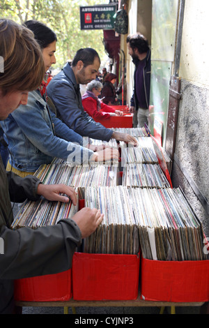 Kunden surfen zweiter hand Vinyl aufzeichnen Stall auf El Rastro Flohmarkt, Madrid, Spanien, Espana Stockfoto