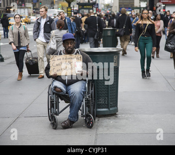 Behinderte Kriegsveteranen, die versuchen, etwas Geld auf der Straße in der Nähe von Penn Station an der 7th Avenue in Manhattan, NYC zu erhöhen Stockfoto