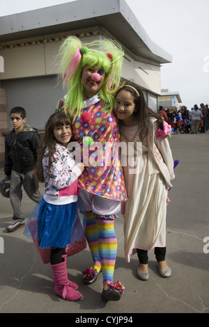 Coney Island-Halloween-Parade in Brooklyn, New York. Mutter und Töchter kostümierten und bereit, in die Parade entlang der boa7rdwalk zu marschieren. Stockfoto