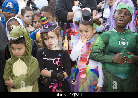 Coney Island-Halloween-Parade in Brooklyn, New York. Kinder Kostüm, unterhalten und begeistert durch ein Sword Swallower. Stockfoto