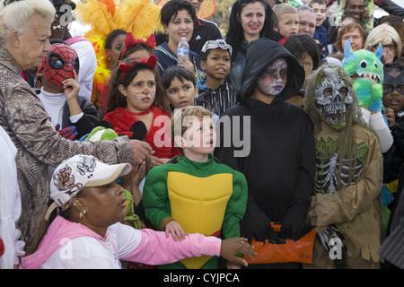 Coney Island-Halloween-Parade in Brooklyn, New York. Kinder Kostüm, unterhalten und begeistert durch ein Sword Swallower. Stockfoto