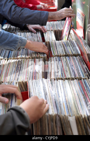Kunden surfen zweiter hand Vinyl aufzeichnen Stall auf El Rastro Flohmarkt, Madrid, Spanien, Espana Stockfoto