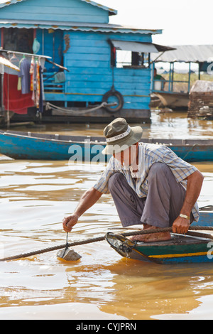 Fischer in schwimmenden Dorf Chong Khneas der vietnamesischen Minderheit in der Nähe von Siem Reap, Kambodscha Stockfoto