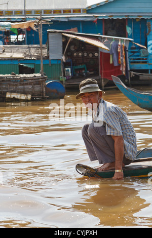 Fischer in schwimmenden Dorf Chong Khneas der vietnamesischen Minderheit in der Nähe von Siem Reap, Kambodscha Stockfoto