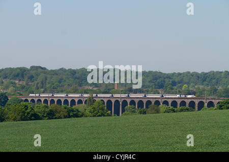 Eine Ostküste trainiert HST Kreuzung Welwyn Viadukt am 27. Mai 2012. Stockfoto