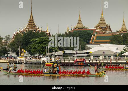 6. November 2012 - Bangkok, Thailand - die Barge Seua Thayan Chon Barge und andere königliche Lastkähne an die letzte Generalprobe für den Royal Barge-Prozess auf dem Chao Phraya River in Bangkok teilnehmen. Thailands Royal Barge Prozession hat religiöse und königlichen Bedeutung. Die Tradition ist fast 700 Jahre alt. Das Royal Barge Prozession findet selten, in der Regel zeitgleich mit nur den wichtigsten kulturellen und religiösen Veranstaltungen. Stockfoto