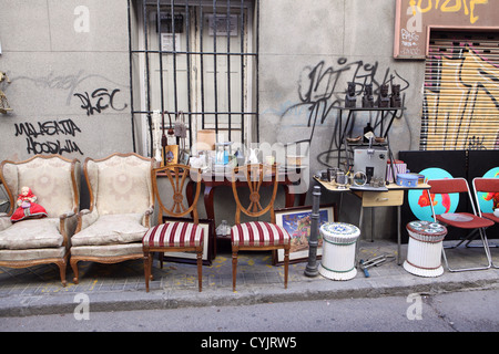 Trödel Antiquitäten Second-Hand Artikel zum Verkauf, El Rastro Sonntag Straßenmarkt, Madrid, Spanien. Stockfoto