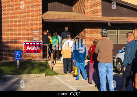 South Austin, Texas, USA. Dienstag, 6. November 2012. Formular im Wahllokal Manchaca Evangelisch-methodistische Kirche in South Austin als Stimme der Menschen vor der Arbeit für den US-Präsidentschaftswahlen. Stockfoto