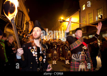 Pipe Band spielen während Bonfire Night Feier in Lewes, East Sussex, Großbritannien bilden das größte Kerl Fawkes Nacht fest. Stockfoto