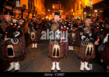 Pipe Band spielen während Bonfire Night Feier in Lewes, East Sussex, Großbritannien bilden das größte Kerl Fawkes Nacht fest. Stockfoto