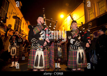 Pipe Band spielen während Bonfire Night Feier in Lewes, East Sussex, Großbritannien bilden das größte Kerl Fawkes Nacht fest. Stockfoto