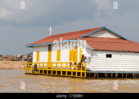 Eine Kirche in der schwimmenden Dorf Chong Khneas der vietnamesischen Minderheit auf dem Tonle Sap See in der Nähe von Siem Reap, Kambodscha Stockfoto