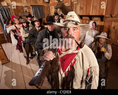 Trapper mit Gewehr über der Schulter in einer alten westlichen Taverne Stockfoto